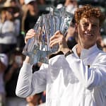 Jannik Sinner souleve le trophee Indian Wells 2026 apres sa victoire contre Medvedev