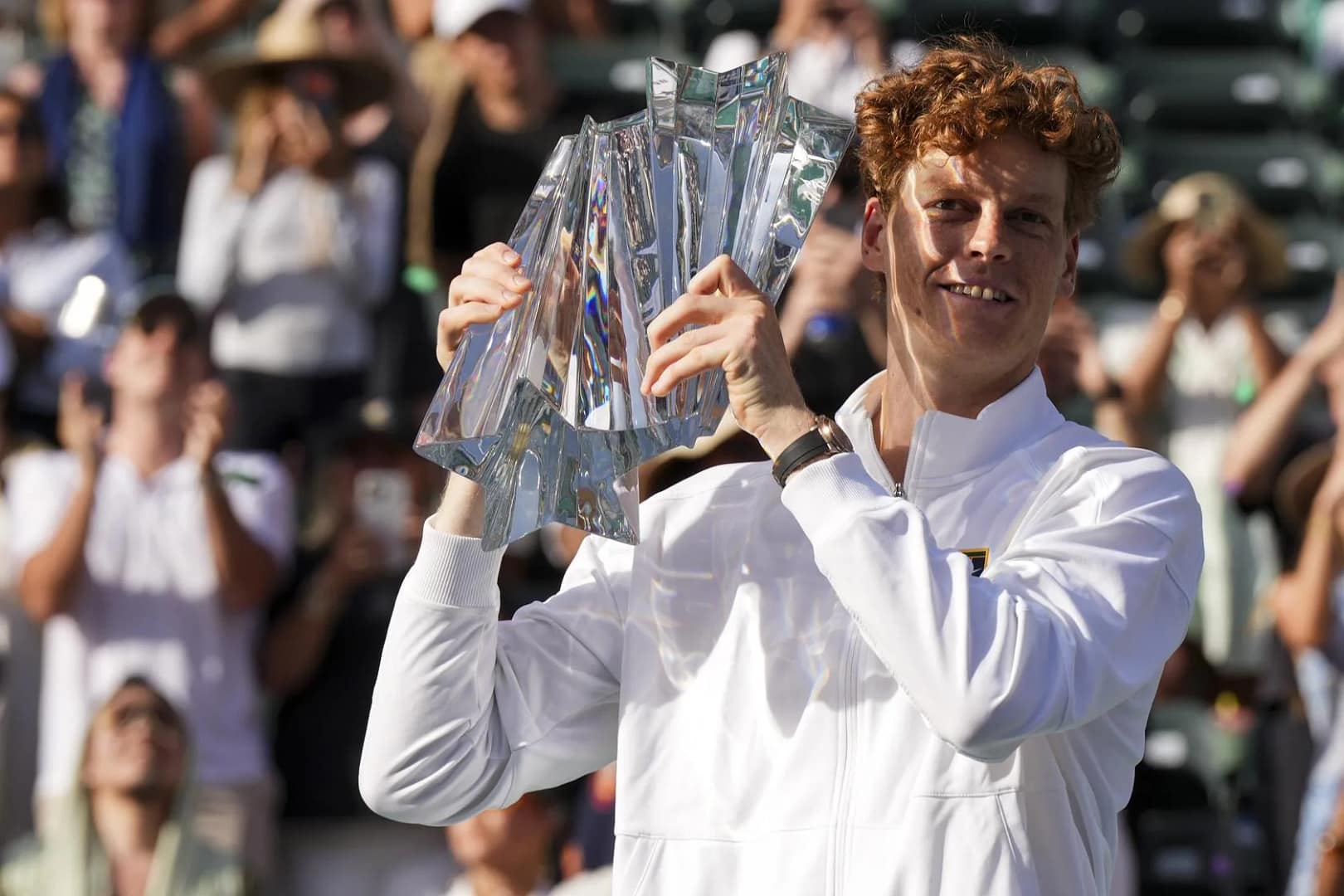 Jannik Sinner souleve le trophee Indian Wells 2026 apres sa victoire contre Medvedev