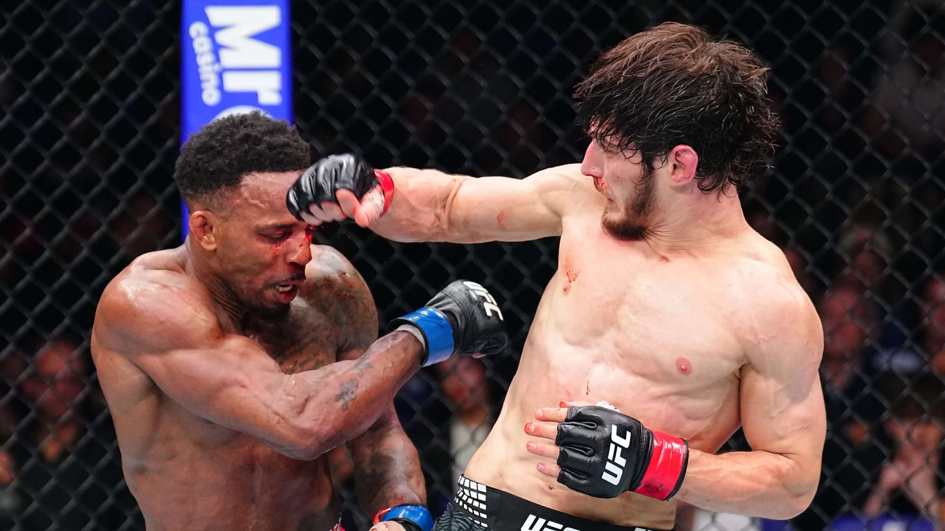 Movsar Evloev célèbre sa victoire face à Lerone Murphy à UFC Londres 2026