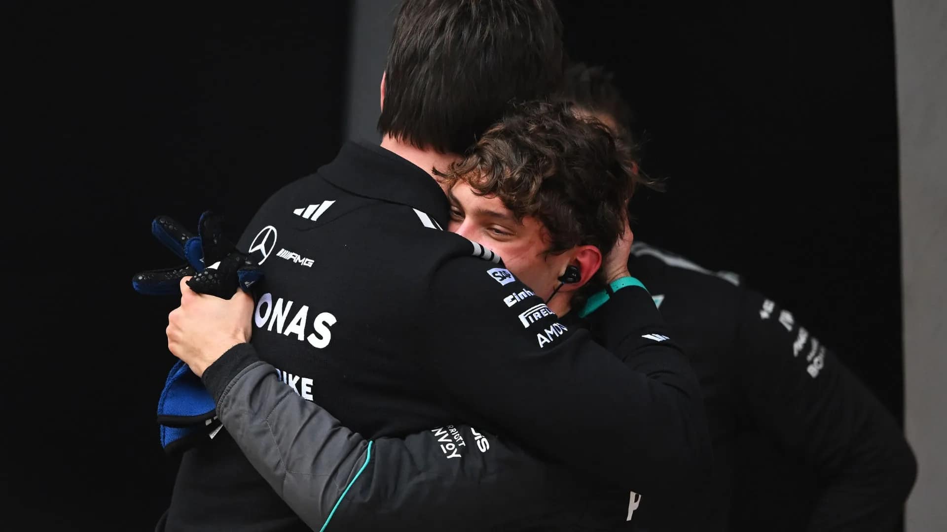 Kimi Antonelli célèbre sa première victoire en F1 au GP de Chine 2026