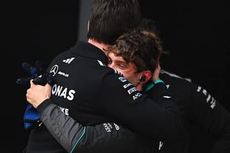 Kimi Antonelli célèbre sa première victoire en F1 au GP de Chine 2026