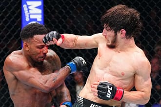 Movsar Evloev célèbre sa victoire face à Lerone Murphy à UFC Londres 2026