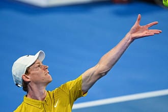 Jannik Sinner au service lors du Miami Open 2026