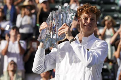 Jannik Sinner souleve le trophee Indian Wells 2026 apres sa victoire contre Medvedev