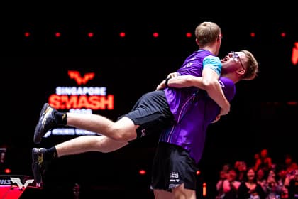Félix et Alexis Lebrun brandissent leur trophée du Grand Smash de Singapour 2026