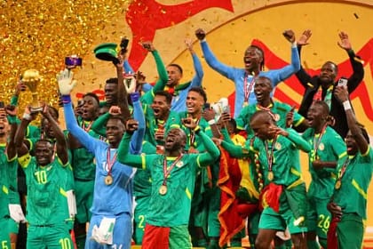 Senegal souleve le trophee de la CAN 2025 avant le retrait du titre par la CAF
