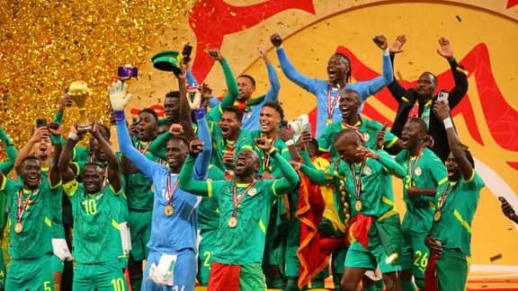 Senegal souleve le trophee de la CAN 2025 avant le retrait du titre par la CAF
