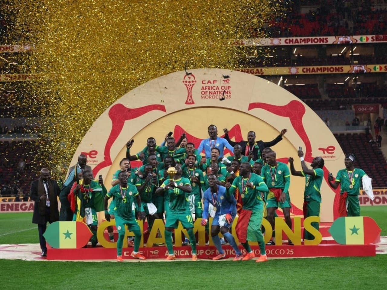 Equipe du Senegal champions sur le podium CAN 2025 Maroc