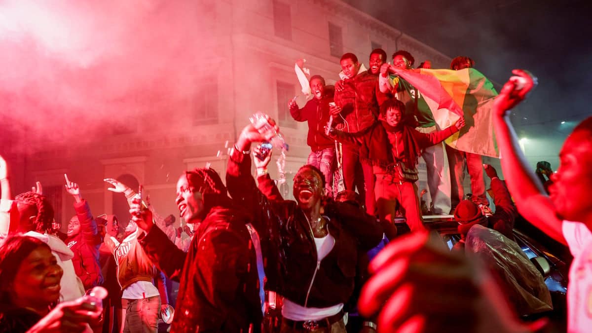 Supporters senegalais celebrent victoire CAN 2025 fumigenes